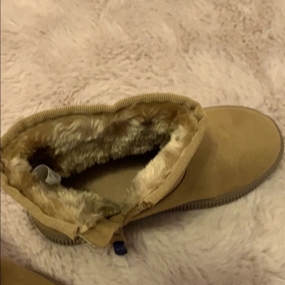 Girl boots- never worn- faux fur - Picture 3 of 4